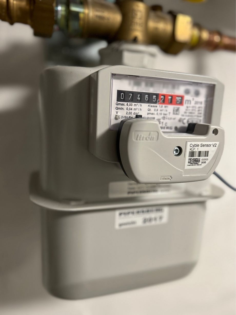 Beispiel für einen Gaszähler mit mechanischem Zählerwerk. Der Hersteller bietet für das Modell einen kompatiblen Sensor mit Impulsschnittstelle an.